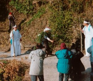山の道中で神楽が行われている様子をカメラで納めている人たちの写真