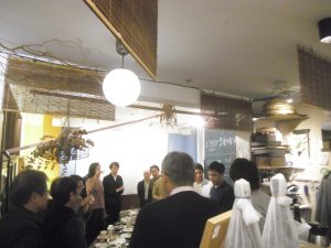 参加者の皆さんがテーブルを囲んで交流を楽しんている様子の写真