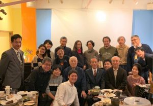 参加者の皆さんが集まって笑顔で写っている集合写真