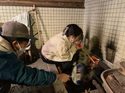 薪風呂の火起こし