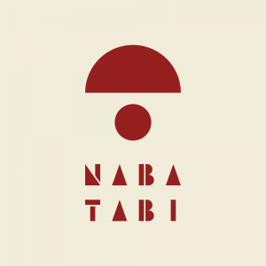 シイタケをモチーフに半円の下に小さな円がある「NABATABI」ロゴマーク