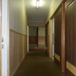 奥へと続く廊下を撮影した写真