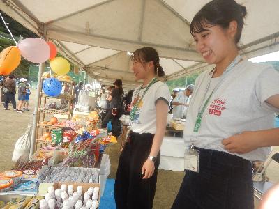 販売を手伝う学生たち３