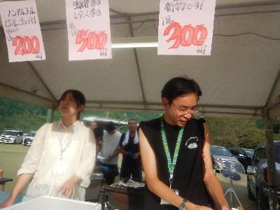 販売を手伝う学生たち２