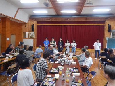 敬老会であいさつする学生